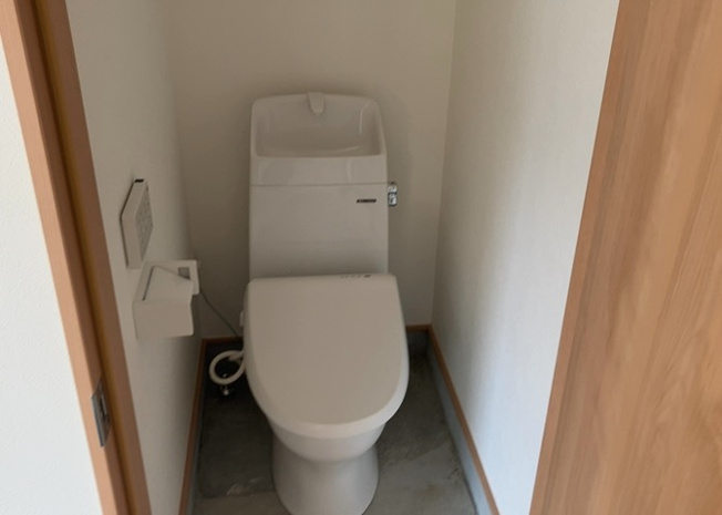 【トイレ】 | 橋本事業用 | トイレは大きさや形、機能、抗菌性などが異なる多種多彩なタイプが各メーカーから出ています。それぞれに良さがあるため、事前にどういったタイプのトイレがいいのかをご家庭内で決めて、内見に行くといいでしょう。