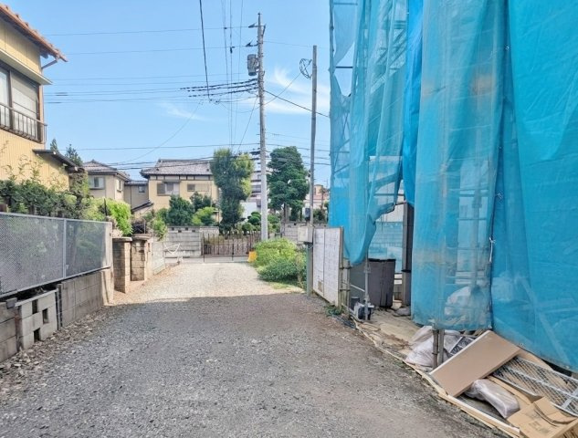 朝霞市溝沼5丁目 全2棟 2号棟の前面道路含む現地写真|約4ｍ公道×約4ｍ道路に面する全2棟
ご好評につき最終1棟になりました
整形地につき明るく快適な家