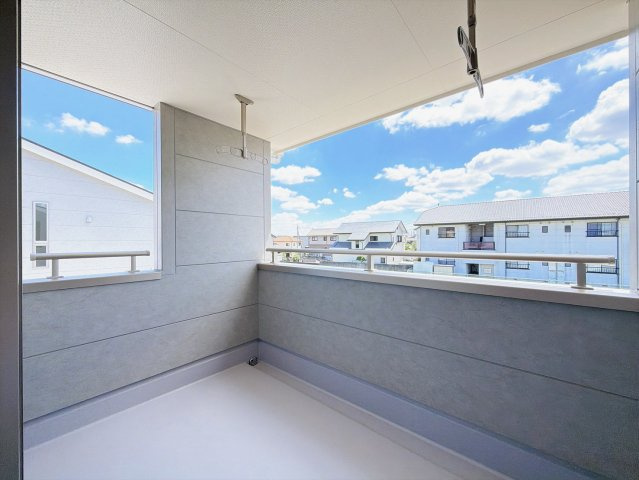 【バルコニー】 | 渋川市金井　新築住宅 | ゆとりあるバルコニーは机やイスを並べて開放的な空間としても使用できそうですね！
お洗濯はもちろん読書やベランピングなど新居での夢が広がるバルコニーです！