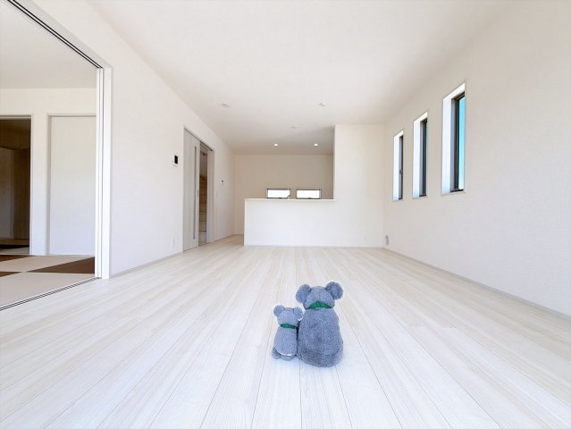 【居間・リビング】 | 渋川市金井　新築住宅 | ≪LDK≫
陽当りも良いリビング。
光が差し込む明るい空間はいつもの時間をより特別に…穏やかなひと時を一層充実した時間へ変えてくれます。