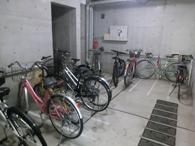 メゾンヴェリテのその他共用部分|自転車置き場。