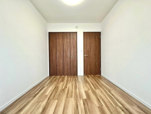 綱島ビューハイツの洋室|収納と居住空間のバランスが良く、日常生活を快適にサポートします。