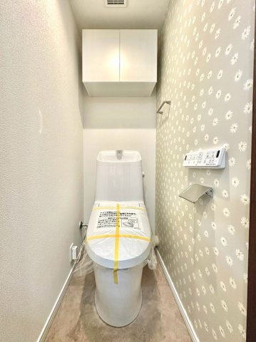 綱島ビューハイツのトイレ|明るく清潔感のある空間設計により、どなたでも快適にご利用いただける仕上がりとなっています。
