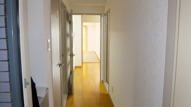 ブルームライフ市川の玄関|玄関から室内を撮影しました。