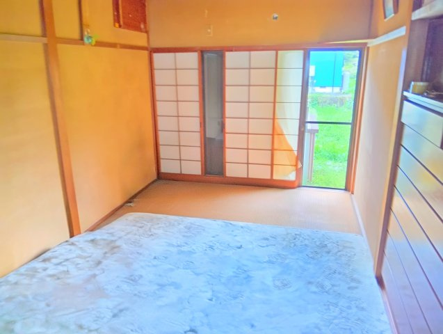 売中古戸建　富士宮市内房の和室|大きい窓があるので明るい空間でのびのびと生活できます。畳は柔らかいので子供を遊ばせても安全ですね。