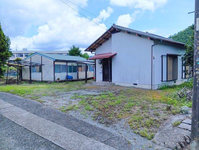 売中古戸建　富士宮市内房の外観|約130坪に建つゆとりある一戸建てです。