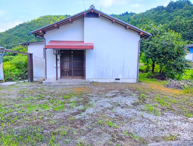 売中古戸建　富士宮市内房の外観|お車は並列で4台駐車可能です。ご家族のお車もゆとりをもって駐車可能です。