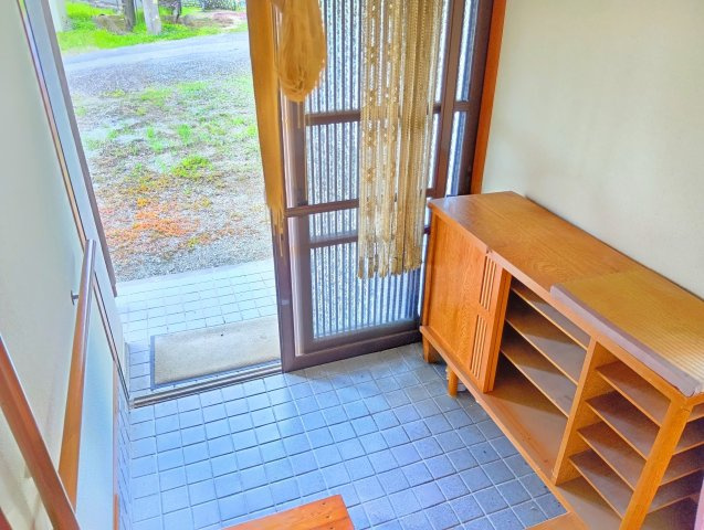 売中古戸建　富士宮市内房の玄関|玄関は引き戸なので荷物の出し入れが楽です。風の入れ替えも出来て便利です。