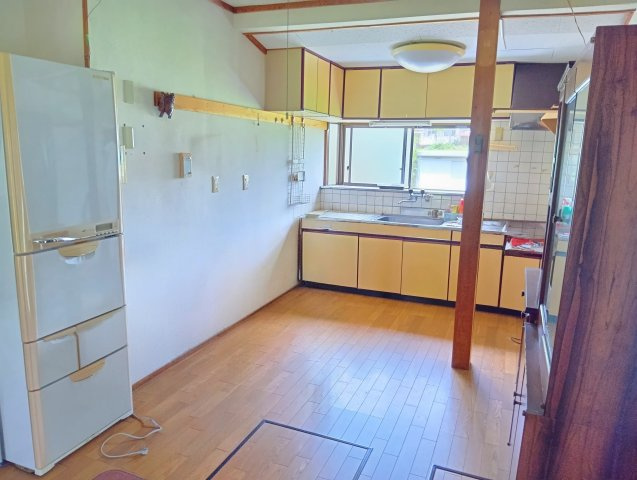 売中古戸建　富士宮市内房の居間・リビング|ダイニングは広々としています。家族団欒の楽しい時間が過ごせそうですね。