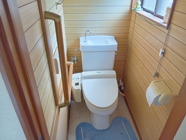 売中古戸建　富士宮市内房のトイレ|トイレには窓があり明るい室内です。手摺がありバリアフリーになっています。