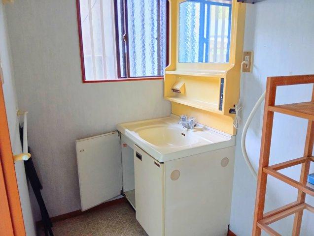 売中古戸建　富士宮市内房の独立洗面台|窓があるので明るい室内です。清潔感のあるシンプルな独立洗面台です。