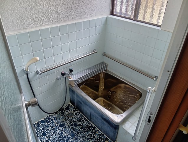 売中古戸建　富士宮市内房の浴室|窓があるので明るい室内です。シンプルで使い勝手の良いお風呂です。