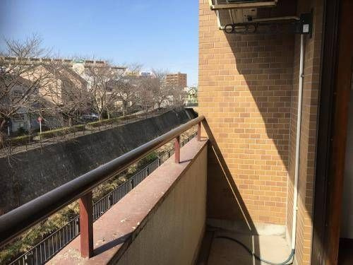 稲城市矢野口の賃貸マンションのバルコニー
