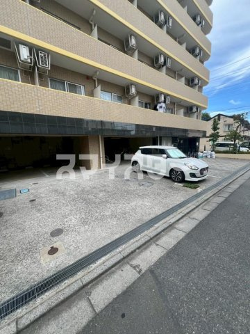 所沢市東町の賃貸マンションの駐車場