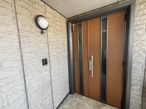 「収納豊富な大型邸宅」高知市高須1丁目　中古一戸建ての玄関|高級感あふれる木目調デザインの重厚な玄関ドア。