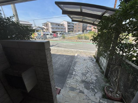 「収納豊富な大型邸宅」高知市高須1丁目　中古一戸建ての駐車場|敷地内からの見通しも良く、開放感のある空間。