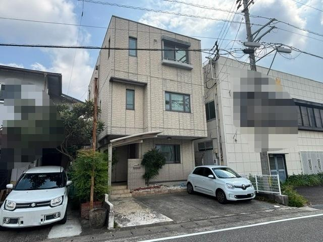 「収納豊富な大型邸宅」高知市高須1丁目　中古一戸建ての外観|3台駐車可能◎スタイリッシュな3階建て。
