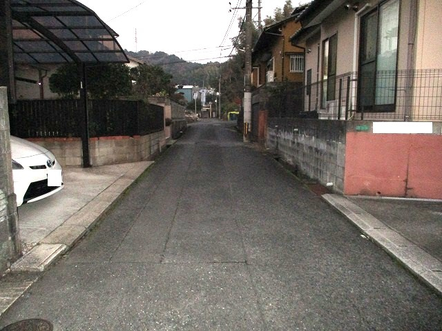 小嶺台四丁目14番10号（C-34）の前面道路含む現地写真
