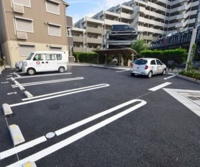 ルピネスの駐車場