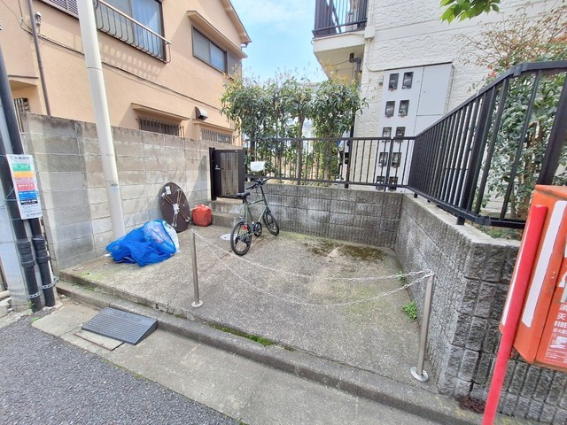 シュロス新井のその他共用部分|★ゴミと自転車置き場★