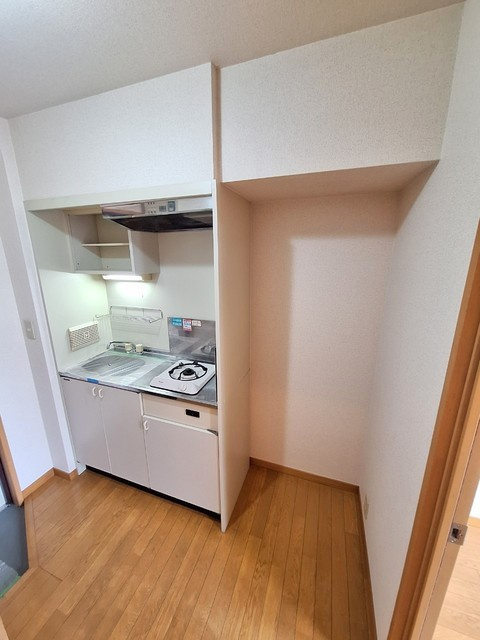 シュロス新井のキッチン|★ガスキッチンと冷蔵庫置き場★