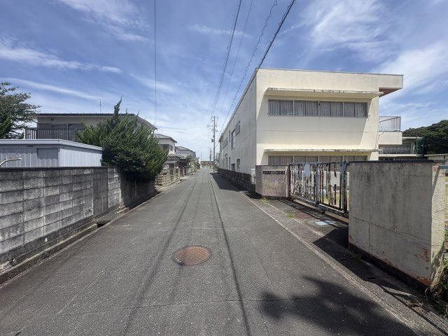 売土地　中央区遠州浜二丁目の周辺|西側の接道。幅員約6m。