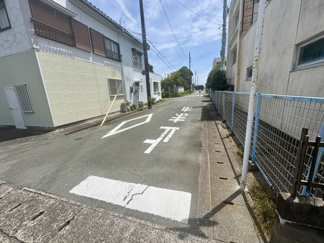 売土地　中央区遠州浜二丁目の周辺|北側の接道。約6.2ｍ。