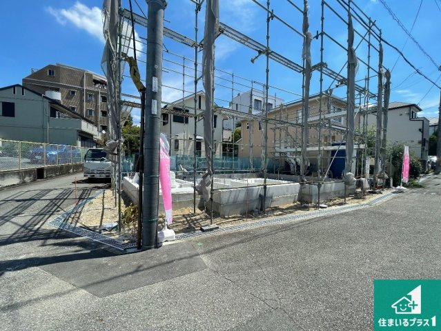 豊中市西緑丘　第1期　新築一戸建ての外観|周辺は落ち着いた街並みの住宅地！子育てがしやすい住環境です！まだ未完成ですが、現地でしかわからない事もございます。是非一度ご覧ください。