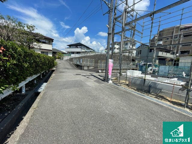 豊中市西緑丘　第1期　新築一戸建ての前面道路含む現地写真|周辺は落ち着いた街並みの住宅地！子育てがしやすい住環境です！まだ未完成ですが、現地でしかわからない事もございます。是非一度ご覧ください。