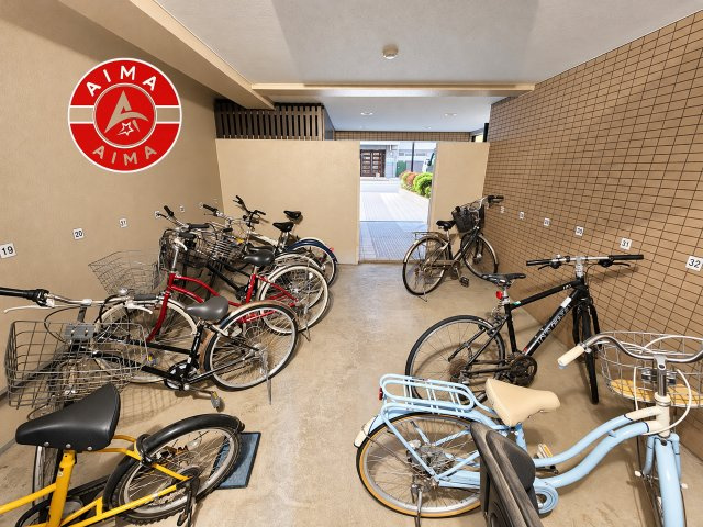 ロイヤルステージ高宮2の駐輪場|屋根付きの駐輪場なので雨の日でも安心です。