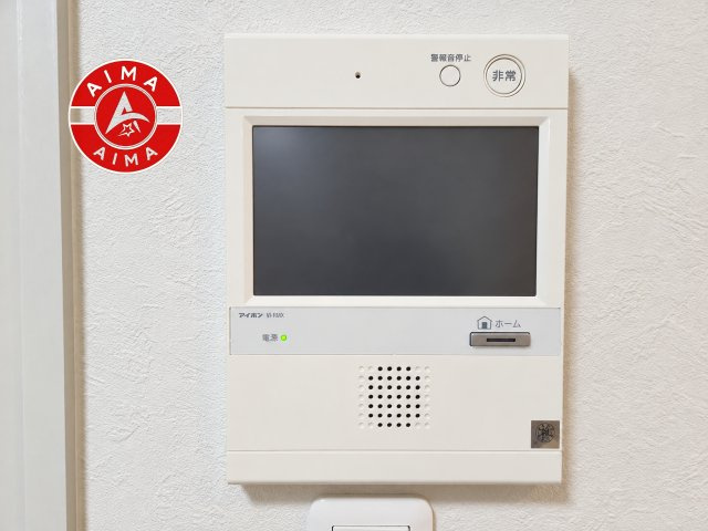 ロイヤルステージ高宮2のセキュリティ|玄関を開ける前に、室内のモニターで来訪者の顔と姿をしっかりと確認できるTVモニター付きインターホンを完備。