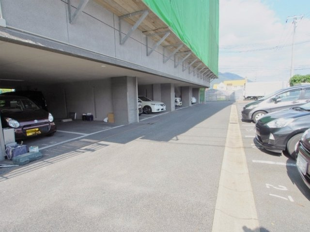 なかすじ壱番館の駐車場