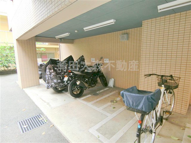 シンシア蒲田ステーションプラザのその他共用部分|屋根付き駐輪場　バイク置き場空き状況はお問合せ下さい。
