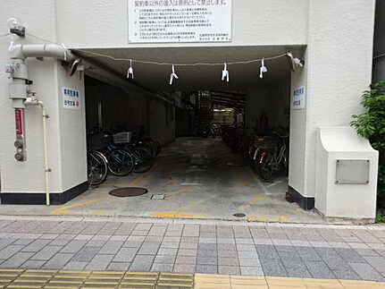 住宅生協比治山ビルの駐車場