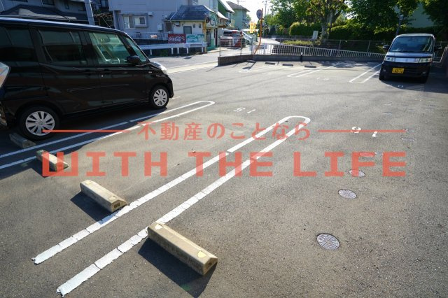 フローリッシュⅢ【キャッシュバック対象物件】の駐車場|駐車場完備です