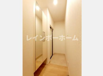 ふじみ野市新田２丁目のアパートの玄関