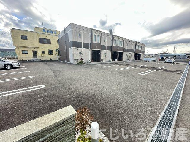 H＆C　CRECIA　立花の駐車場