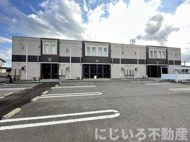 H＆C　CRECIA　立花の駐車場