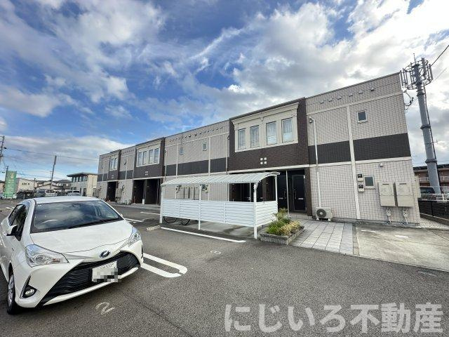 H＆C　CRECIA　立花の駐車場