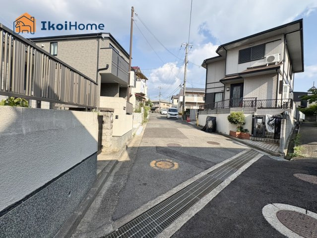 明石市太寺天王町　中古戸建の前面道路含む現地写真|●年中無休：当日予約可●前面道路は南西側広く幅員約6.3mございます！交通量少なく安心です！