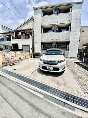 グラントレゾールファーストの駐車場