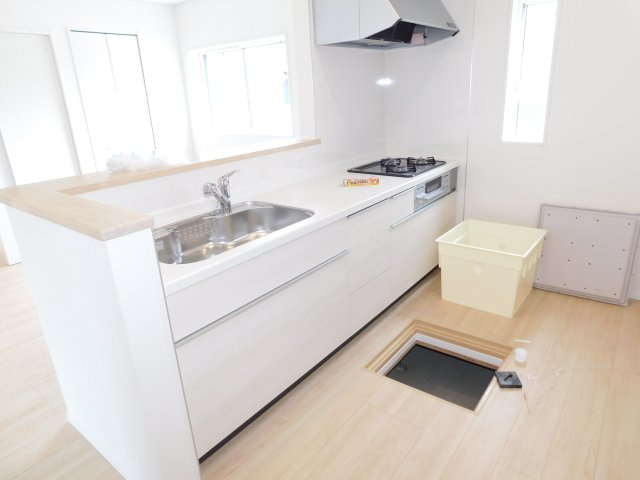 名古屋市港区佐野町３丁目の新築一戸建のキッチン|◇キッチン◇　　人造大理石トップシステムキッチン・浄水器一体型水栓・静音仕様シンク・Sｉセンサーコンロ（３口）・前面コンセント完備・床下収納庫