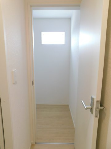 名古屋市港区佐野町３丁目の新築一戸建の収納|◇納戸◇　　家族共有で利用でき、洋服や荷物が管理しやすい１．５帖の納戸完備！