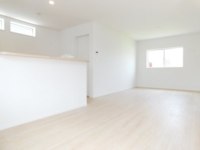 名古屋市港区佐野町３丁目の新築一戸建の居間・リビング|◇リビング◇　　明るいリビング１８．０帖　会話が弾む対面キッチン♪