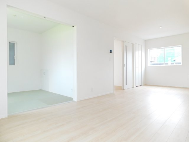 名古屋市港区佐野町３丁目の新築一戸建の居間・リビング|◇リビング◇　　明るいリビング１８．０帖　洋風和室と続き間で２２．５帖の広々空間になります♪