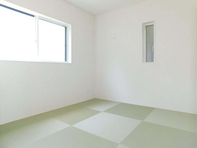 名古屋市港区佐野町３丁目の新築一戸建の和室|◇洋風和室◇　　明るい和室４．５帖　全居室収納完備！　急な来客時に便利です♪