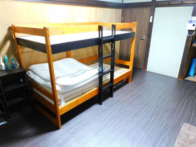 下宿W棟の洋室|専有部分は約9畳洋室です。
主な室内備品はTV、エアコン、寝具、棚、２段ベッドです。