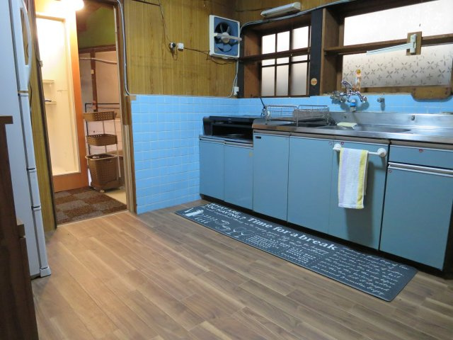 下宿W棟のキッチン|共用キッチンスペースです。
主な共用備品は冷蔵庫、電子レンジです。
隣接する洗濯機置き場に洗濯機とゴミステーションがあります。