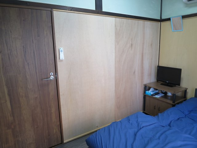 下宿W棟|専有部分は5.5畳洋室です。
主な室内備品はTV、エアコン、寝具、棚、ベッドです。