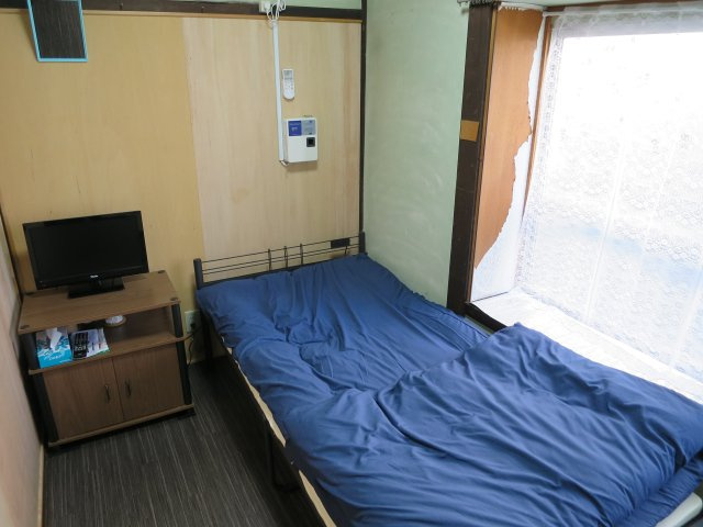 下宿W棟|専有部分は5.5畳洋室です。
主な室内備品はTV、エアコン、寝具、棚、ベッドです。